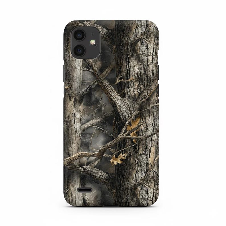 Puede incluir: Una funda para smartphone con un dise&ntilde;o de camuflaje de corteza y ramas de &aacute;rboles en tonos marr&oacute;n, gris y beige. La funda tiene recortes para la c&aacute;mara y los botones.