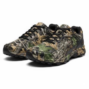 Puede incluir: Un par de zapatillas deportivas con estampado de camuflaje. Los zapatos presentan una mezcla de colores verdes, marrones y beige, imitando un entorno forestal. Tienen cordones, suelas y adornos negros.