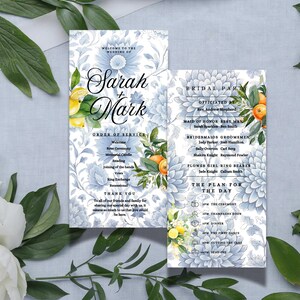 Może przedstawiać: Program ślubny z imionami "Sarah & Mark" oraz kwiatowymi i cytrusowymi akcentami. Program zawiera kolejność ceremonii, szczegóły orszaku weselnego i plan dnia, wszystko na niebieskim kwiatowym tle.