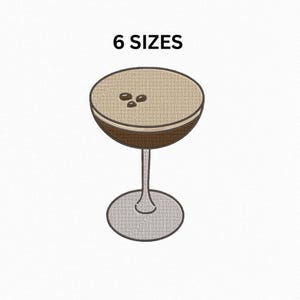 Op de afbeelding: Illustratie van een cocktail in een glas met steel. De drank heeft een bruinachtige bovenkant met drie koffiebonen en een bruine basis. De tekst "6 SIZES" staat boven de cocktail.