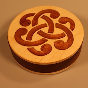 Keltische Schmuckschatulle - aus Holz - Handgemacht - Rund