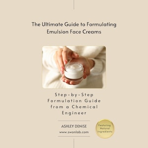 Puede incluir: Una portada de libro color crema con el título "The Ultimate Guide to Formulating Emulsion Face Creams". Un tarro de crema facial se sostiene en el centro. El texto "Step-by-Step Formulation Guide from a Chemical Engineer" está debajo. El libro presenta ingredientes naturales.