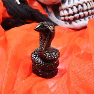 Handgemaakt cobrabeeldje van zwarte hars: gotisch halloweendecor