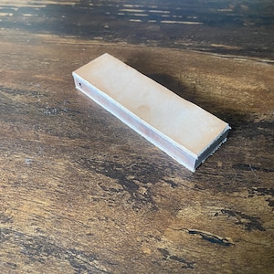 Asentador de navaja de bolsillo de cuero de nogal hecho a mano, herramienta compacta para afilar en el campo.