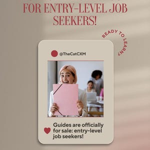 Może przedstawiać: Obraz promocyjny dla przewodnika po rozmowie kwalifikacyjnej. Obraz zawiera tekst "MASTER INTERVIEW GUIDE FOR ENTRY-LEVEL JOB SEEKERS!" i "Guides are officially for sale: entry-level job seekers!". Kobieta trzyma różową teczkę.