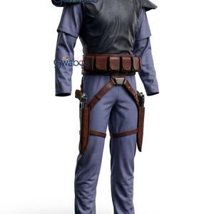 Puede incluir: Un disfraz completo con un mono azul, un chaleco negro similar al cuero y un cinturón marrón con bolsillos. El disfraz incluye fundas para dos pistolas y un cuchillo. El atuendo está diseñado para cosplay o eventos temáticos.