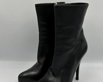 Dior Leather boots with metal logo CD on back made in Italy Size Eu 37