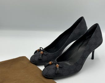 Elegante Gucci GG-Monogramm-Canvas-Pumps mit charakteristischen Bambus-Quasten-Details, einem klassisch abgerundeten Zeh und einem raffinierten Kitten-Absatz