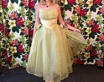 1950's frothy tulle party prom dress 50's pale yellow rose corsage strapless shelf bust tea party princess dress / ruffled / 26" w waist XS