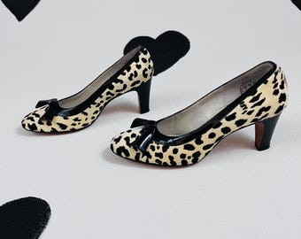 1960s vintage leopard print high heels shoes 60s mod pony hair fur patent leather bow pumps round toe cheetah classic kitten heel size 5 M