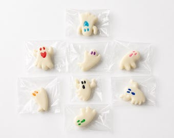 以下が含まれることがあります： 白い素材で作られた8個の個包装された幽霊の形をしたキャンディ。それぞれ透明なビニール袋に入っています。幽霊の顔には、赤、青、紫、ピンク、オレンジ、黒、緑などの小さなカラフルなペイントが施されています。