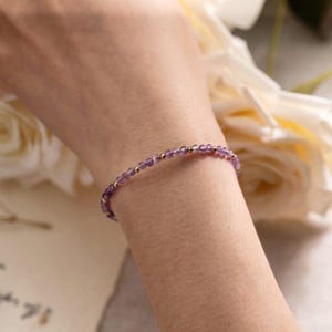 Pulsera de amatista natural de 3 mm - Pulsera con pequeñas cuentas de cristal morado - Relajante y antiestrés - Regalo minimalista para ella, hecho a mano.