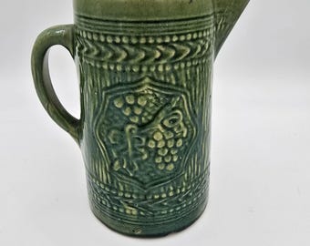 ヴィンテージの釉薬をかけた蓋付き陶器製ピッチャー - 緑と茶色のリブ