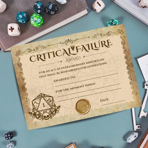 Pode incluir: Um certificado retangular intitulado CRITICAL FAILURE AWARD com aparência de pergaminho vintage. Apresenta uma ilustração de um dado de 20 lados com uma caveira, um selo de cera dourado e linhas para nome, evento e data. O texto diz: FOR AN ACT OF EXTRAORDINARY MISFORTUNE THAT SHALL BE REMEMBERED FOR GENERATIONS.