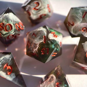 Juego de dados DnD blancos y verdes de borde afilado – Dados de resina hechos a mano para juegos de rol de mesa