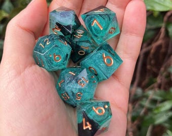 緑色の樹脂製ダイスセット、手作りの鋭利なエッジを持つ多面体ダイス（テーブルトークRPG用）