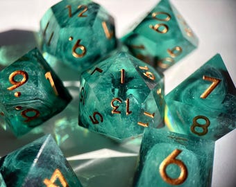 Grünes Sharp Edge Würfelset - handgefertigte D&D Polyedrischen RPG Würfel für Tabletop Spiele