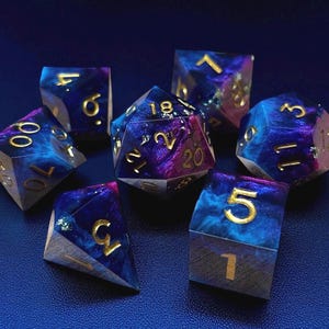 Set di dadi RPG fatti a mano, dadi poliedrici viola e blu con bordo affilato - Dadi in resina unici