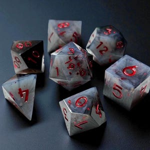 Set di dadi neri fatti a mano, dadi poliedrici in resina con bordo affilato per giochi di ruolo / Regalo unico per giochi di ruolo da tavolo