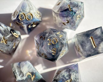 Jeu de dés en résine à arêtes vives tourbillonnantes noires et blanches – Dés RPG polyédriques du D&D faits main