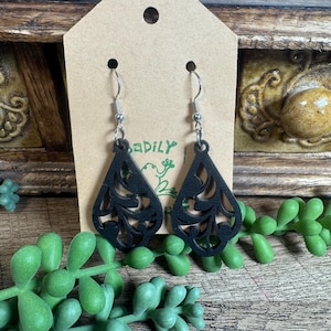 1 par de pendientes negros elegantes con volutas de madera cortadas con láser, pendientes colgantes hechos a mano, estilo bohemio, ligeros.