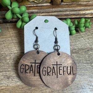 1 par de pendientes de madera recortados con temática cristiana, inspirados en el estilo bohemio, con forma de cruz, joyería basada en la fe.