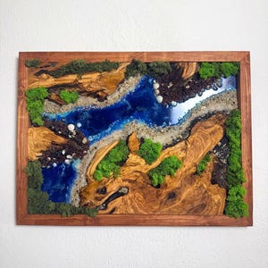 Decorazione murale in resina di legno con bordo vivo e disegno di fiume in muschio, decorazione naturale fatta a mano per interni di case ecocompatibili.