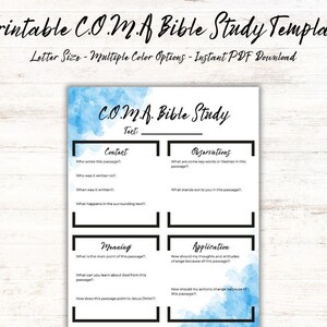 Może przedstawiać: Drukowany szablon studiów biblijnych C.O.M.A. w formacie listu. Szablon zawiera sekcje dotyczące kontekstu, obserwacji, znaczenia i zastosowania, z niebieskim akwarelowym wzorem. Tekst zawiera podpowiedzi do pogłębionej nauki.
