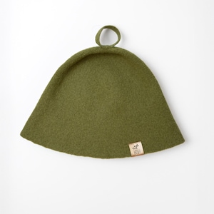 Op de afbeelding: Olijfgroene vilten saunahoed met een lus aan de bovenkant om op te hangen. De hoed heeft een conische vorm en een klein, rechthoekig label met een logo. Ontworpen om het hoofd te beschermen tegen de hitte van de sauna.