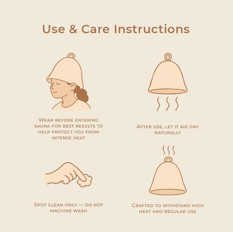 Op de afbeelding: Instructies voor gebruik en onderhoud van een beige saunahoed. De tekst luidt: Draag voor het betreden van de sauna voor de beste resultaten. Na gebruik aan de lucht laten drogen. Alleen vlekken reinigen. Gemaakt om bestand te zijn tegen hitte en regelmatig gebruik.