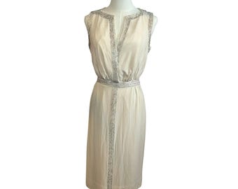 Suknia typu tuba z jedwabiu w kolorze kości słoniowej z lat 60. XX wieku, zdobiona koralikami: suknia w stylu Mid Century Mod, srebrne koraliki