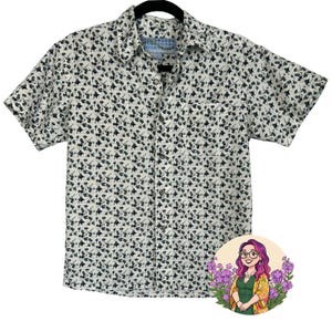 Op de afbeelding: Een set van drie keramische nestkommen in verschillende maten. De kommen hebben een gespikkelde, matte afwerking in crème, lichtbruin en donkerbruin. De grootste kom heeft een diameter van ongeveer 20 cm.