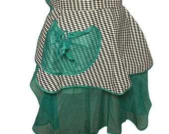 Fartuch hostessy Harlequin z lat 50. XX wieku, prześwitujący, z zielonej organzy, z falbanką, vintage, z połowy XX wieku