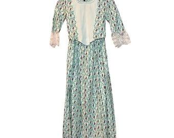 Zestaw w stylu preriowym z lat 70.: krótki top w kolonialnym stylu, długa spódnica z bufiastymi rękawami