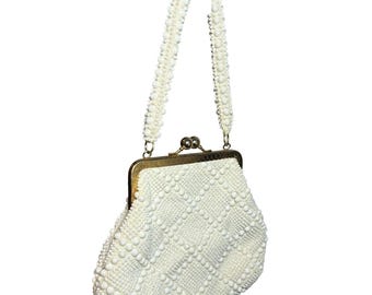 Torebka z pereł i koralików z lat 60. XX wieku: wieczorowa torebka z kratką w kolorze kości słoniowej, dodatek ślubny z połowy XX wieku