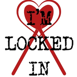 Puede incluir: Diseño gráfico con forma de corazón rojo y las palabras "I'M LOCKED IN" en negro, con fuente desgastada. El diseño incluye un elemento rojo en forma de cinta que cruza el corazón y el texto, todo sobre un fondo blanco.