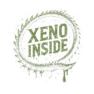 Puede incluir: Un gráfico verde desgastado con las palabras "XENO INSIDE" dentro de un círculo con un borde dentado, similar a una sierra. El diseño tiene una estética grunge con acentos goteantes y un fondo moteado.