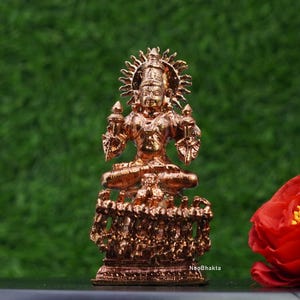 Surya Narayana på sju hästar i koppar | 11 cm handgjord solgudsvagnsstaty | Hinduisk Surya gudom Murti för pooja och tempeldekoration i hemmet