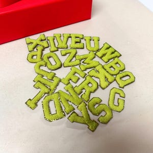 Parche de letras de chenilla para planchar, parche de letras de chenilla de varios colores, bordado de alfabeto de moda para planchar, parches de letras de chenilla.