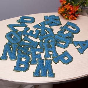 Patch de letras em chenille para passar a ferro, patch de letras em chenille de várias cores, bordado de alfabeto moderno para passar a ferro, patches de letras em chenille.