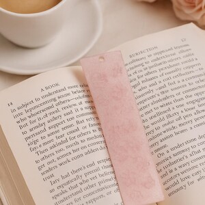 Handmade Resin Bookmark | Epoxy Bookmark with Dried Flowers | Gift for Book Lovers | Aesthetic Transparent Bookmark | Unique Book Accessory