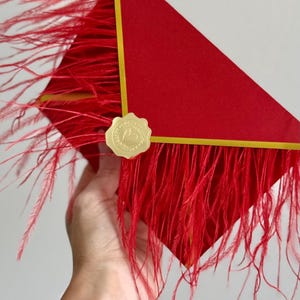 Juego de 5 sobres de lujo con plumas rojas: glamurosa invitación hecha a mano con ribete dorado.