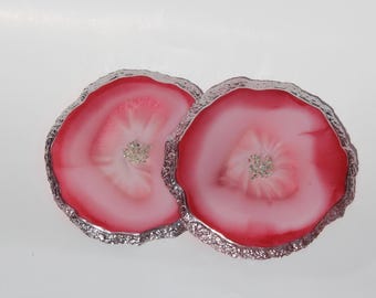 Juego de 2 posavasos de resina epoxi en rojo, blanco y plateado. Posavasos hechos a mano con bordes suaves. Decoración elegante para la mesa. Regalo de inauguración de la casa.