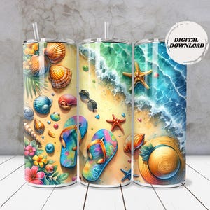 Op de afbeelding: Drie roestvrijstalen bekers met strandthema's. De ontwerpen tonen schelpen, zeesterren, slippers en een strohoed op een zandstrand met oceaangolven. De tekst "DIGITAL DOWNLOAD" staat op één beker.