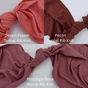 Peut inclure: Gros plan sur trois bandeaux pour cheveux dans les tons de rose et de marron. Les bandeaux sont en tissu tricot&eacute; c&ocirc;tel&eacute;. Les couleurs sont Desert Flower, Pecan et Nostalgia Rose. Le texte "Tencel Rib Knit" est en dessous de chaque nom de couleur.