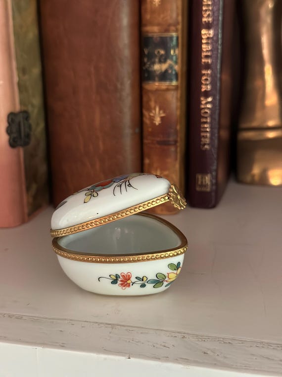 Vintage Heart-Shaped Limoges France Hand-Painted Porcelain Trinket Box View 3