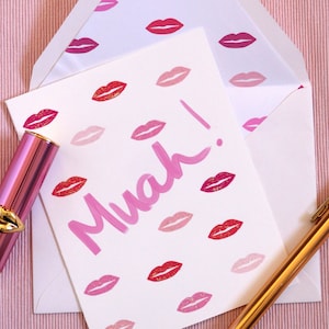 Muah! Kiss Blank Greeting Card | Ilustrowana ręcznie napisana szminka, usta i artykuły piśmiennicze na Galentine’s Day, Walentynki lub rocznicę