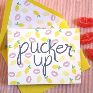 Kartka z życzeniami na Walentynki Pucker Up | Ilustrowany wzór cytryn i ust Zabawna karta z kalamburem na Walentynki, rocznicę, Galentine’s Day