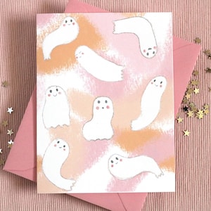 Biglietto d'auguri di Halloween con fantasmi pastello/Cartolina bianca illustrata e decorata in rosa e arancione per la stagione spettrale, All Hallows Eve