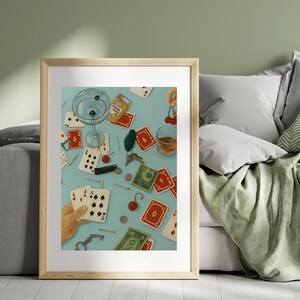 Vintage barstillevenkunstprint – pokerkaarten, whisky, luciferdoosje en wanddecoratie martiniglas